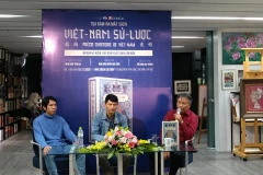 Các diễn giả tham gia thảo luận về giá trị sử liệu của cuốn sách. (Ảnh: Minh Thu/Vietnam+)