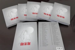 Dù trong số 65 tác giả, có những người đã thành danh với hàng chục tập thơ, có những người chưa từng có một bài thơ nào được in báo, thì khi đến với thơ, họ đều bình đẳng. (Ảnh: Minh Thu/Vietnam+)