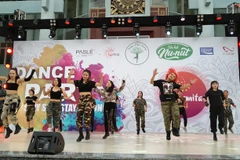 Bằng những điệu nhảy sôi động, những người tham gia mong muốn chia sẻ đam mê nhảy múa và lan tỏa thông điệp sống lành mạnh. (Ảnh: Minh Thu/Vietnam+)