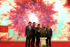 Các đại biểu đặt tay lên quả cầu để kích hoạt hệ sinh thái Báo Nông nghiệp Việt Nam. (Ảnh: Minh Thu/Vietnam+)