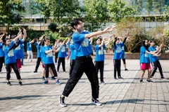 Quang Đăng cùng các bạn nhỏ thực hiện ''Tử thách Vũ điệu xanh'' do UNICEF phát động. (Ảnh: UNICEF)