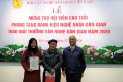 Tiến sỹ Lê Hồng Lý, Chủ tịch Hội Văn nghệ dân gian Việt Nam (phải) trao hai giải cao nhất cho các tác giả. (Ảnh: Minh Thu/Vietnam+)