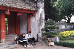 Văn Miếu là nơi sinh viên các ngành mỹ thuật, kiến trúc thường tới để thực hành ký họa, trực họa. (Ảnh: Minh Thu/Vietnam+)