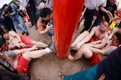 Nghi lễ kéo co ngồi tại đền Trấn Vũ, Long Biên, Hà Nội. (Ảnh: CCH)