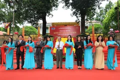 Các đại biểu cắt băng khai mạc triển lãm. (Ảnh: Thanh Tùng/TTXVN)