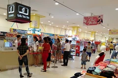 Người dân đến mua sắm tại siêu thị Aeon Mall Bình Dương. (Ảnh: Hải Âu/TTXVN)