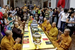 Các chư tôn đức tăng tọa thiền bên thuyền bát nhã tại lễ hội. (Ảnh: Thế Anh/TTXVN)