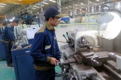 Công nhân sản xuất cơ khí ôtô tại Khu kinh tế mở Chu Lai. (Ảnh: Đỗ Trưởng/TTXVN)