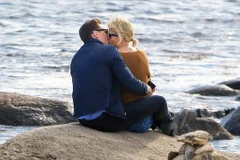 Tấm hình chụp Hiddleston và Swift hôn nhau trên bãi biển. (Nguồn: usmagazine.com)