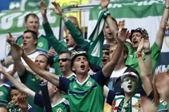 Cổ động viên Bắc Ireland chờ đợi tiếng còi khai cuộc trận bóng Bắc Ireland-Ukraine. (Nguồn: AFP/TTXVN)