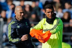 Tân huấn luyện viên Zinedine Zidane (trái) và Cristiano Ronaldo trên sân tập. (Nguồn: skysports.com)