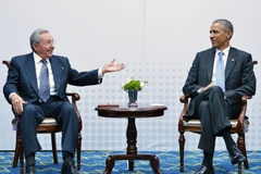 Tổng thống Mỹ Barack Obama và Chủ tịch Cuba Raul Castro đã có cuộc hội đàm lịch sử bên lề Hội nghị thượng đỉnh châu Mỹ lần thứ 7. (Nguồn: AFP/TTXVN) 