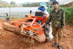 Nông dân Đà Lạt học hết lớp 8 sáng chế máy đào khoai tây