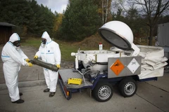 Các nhân viên trong trang phục bảo hộ diễn tập tại khu vực tiêu hủy vũ khí hóa học của Syria tại Munster, miền Bắc nước Đức ngày 30/10/2013. (AFP/TTXVN)