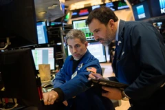 Giao dịch viên làm việc tại Sàn giao dịch chứng khoán New York, Mỹ. (Nguồn: AFP/TTXVN)