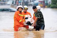 Nhân viên cứu hộ sơ tán người dân khỏi các khu vực ngập lụt ở Jiujiang, tỉnh Giang Tây, ngày 15/6. (Nguồn: EPA/TTXVN)