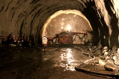 Khoan một nhánh hầm của hầm Đèo Cả. (Ảnh: Thế Lập/TTXVN)
