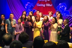 Một tiết mục đồng ca trong đêm nhạc. (Ảnh: Ngọc Mai/Vietnam+)