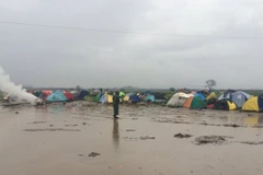 Người tị nạn sống xung quanh khu trại Idomeni. (Nguồn: abc.net.au)