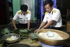 Các chiến sỹ gói bánh chưng ăn Tết sớm. (Ảnh minh họa. Tuấn Anh/TTXVN)