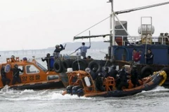 Va chạm giữa lực lượng bảo vệ bờ biển Hàn Quốc và một tàu cá trung Quốc đánh bắt trái phép. (Nguồn: AFP)