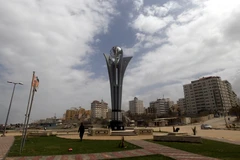 Một bức tượng được dựng lên để tưởng nhớ các nạn nhân của tàu Mavi Marmara tại cảng của Gaza City. (Nguồn: AFP/TTXVN)