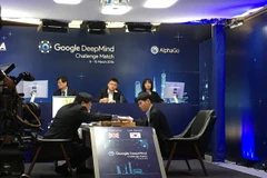 Kỳ thủ Lee Se-dol (trái) đấu với máy tính của Google. (Nguồn: twitter.com)