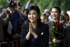 Cựu Thủ tướng Yingluck Shinawatra (giữa) tới Tòa án tối cao ở Bangkok. (Nguồn: Reuters/TTXVN)