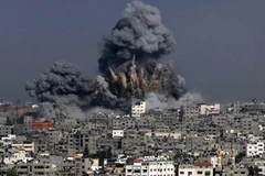 Cột khói xuất hiện ở một khu nhà tại thành phố Gaza sau một cuộc không kích của Israel. Ảnh minh họa. (Nguồn: AFP)