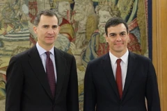 Nhà vua Felipe VI (phải) và ông Pedro Sanchez. (Nguồn: thespainreport.com)