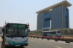 Xe buýt phong cách Nhật Bản trong ngày khai trương. (Ảnh: Hải Âu/TTXVN)