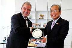 Đại sứ Cao Chính Thiện gặp gỡ Chủ tịch Hạ viện Malta Angelo Farrugia. (Ảnh: Quang Thanh/Vietnam+)