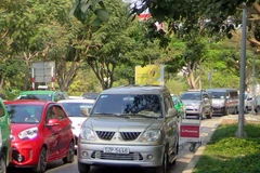 Ùn tắc giao thông trong sân bay Tân Sơn Nhất. (Ảnh: Hoàng Hải/TTXVN)