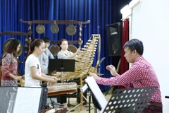 Nhóm dự án OSSSO FUSION tập luyện trước buổi diễn. (Ảnh: Hoàng Hải/Vietnam+)