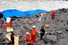 Lực lượng cứu hộ tìm kiếm các nạn nhân mất tích trong vụ lở đất ở huyện Thái Ninh ngày 8/5. (Nguồn: EPA/TTXVN)