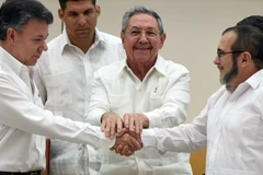 Chủ tịch Cuba Raul Castro (giữa) trong cuộc gặp với Tổng thống Colombia Juan Manuel Santos (trái) và Thủ lĩnh FARC Timochenko (phải) tại Havana, Cuba ngày 23/9/2015. (Nguồn: AFP/TTXVN)
