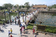 Khách du lịch tham quan trong khu di tích Đại Nội-Huế. (Ảnh: Hồ Cầu/TTXVN)