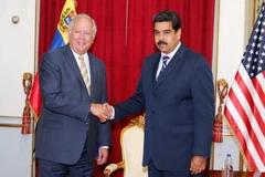 Tổng thống Venezuela (phải) tiếp Thứ trưởng Ngoại giao Mỹ Thomas Shannon. (Nguồn: EPA/TTXVN)
