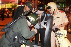  Lực lượng chức năng tiến hành kiểm tra các quán bar lớn trên đường Hồ Huấn Nghiệp, phường Bến Thành, quận 1, Thành phố Hồ Chí Minh. (Ảnh: TTXVN phát)