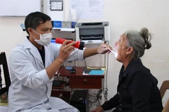 Khám bệnh cho người cao tuổi. (Ảnh minh họa. Phạm Cường/TTXVN)