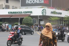 Quán càphê Starbucks đã được dỡ bỏ tấm chắn ngăn cách hiện trường và đường phố. (Ảnh: Đỗ Quyên/TTXVN)