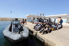 Người di cư được đưa tới cảng Tripoli, Libya sau khi bị ngăn chặn trên biển. (Nguồn: THX/TTXVN)