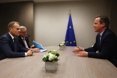 Chủ tịch Hội đồng châu Âu Donald Tusk, Chủ tịch Ủy ban châu Âu Jean-Claude Juncker và Thủ tướng Anh David Cameron (phải) tại cuộc gặp ở Brussels. (Nguồn: AFP/TTXVN)