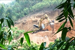 Hoạt động dỡ đồi khai thác quăng cao lanh tại xã Thạch Khoán, huyện Thanh Sơn, Phú Thọ. (Ảnh: Hùng Võ/Vietnam+)