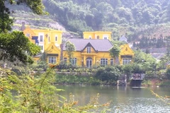 Công trình màu vàng xây dựng trên khu vực hồ Đồng Đò tại xã Minh Trí, huyện Sóc Sơn. (Ảnh Nguyễn Dũng/Vietnam+)