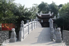 Trước cổng đền Cẩu Nhi có hai con chó bằng đá án ngữ. (Ảnh: Mai Mạnh/Vietnam+)