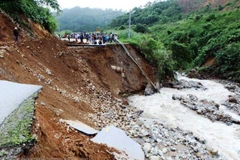 Một đoạn đường bị chia cắt do mưa lũ tại Tân Uyên, tỉnh Lai Châu. (Ảnh: Quý Trung/TTXVN)