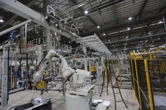 Việc giảm 50% mức thu lệ phí trước bạ đối với ôtô sản xuất, lắp ráp trong nước có thể làm giảm thu ngân sách Nhà nước về lệ phí trước bạ khoảng 8.000-9.000 tỷ đồng. (Ảnh: Minh Sơn/Vietnam+)