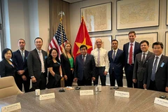 Bộ trưởng Nguyễn Chí Dũng đã có buổi làm việc với Sở giao dịch chứng khoán New York trao đổi những kinh nghiệm của trong việc phát triển thị trường vốn, cổ phiếu, trái phiếu, phái sinh… và bài học áp dụng vào quá trình xây dựng một trung tâm tài chính tại