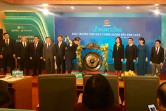 Thứ trưởng Nguyễn Đức Chi đánh cồng Khai trương giao dịch chứng khoán đầu năm 2023 tại Sở giao dịch Chứng khoán Hà Nội ngày 1/3. (Ảnh: Vietnam+)